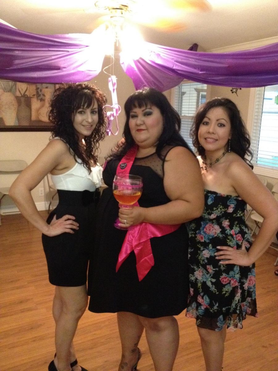 Thats me in the middle at my bachelorette party weighing 319 lbs