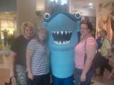 Left to right - dixiechick, kelgirl, sharky the mascot for underwater adventure in the mall of america, and finally, right...ME!!  LOL